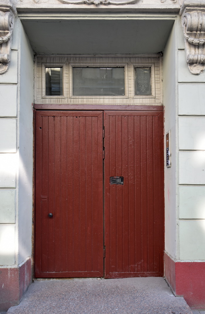 Дверь с травленым стеклом в петербургском доходном доме по адресу Б.Монетная, 21/М.Монетная, 9. Фото 2020